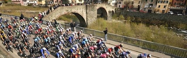 华体会体育-60km/h高速拼抢，玩命卡位，职业车群为何深陷摔车魔咒？|骑行|车队|体育比赛|车手|赛道_新浪体育_新浪新闻