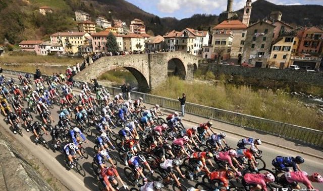 华体会体育-60km/h高速拼抢，玩命卡位，职业车群为何深陷摔车魔咒？|骑行|车队|体育比赛|车手|赛道_新浪体育_新浪新闻