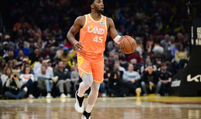 状态火热！米切尔27中16砍下38分6板6助 下半场轰23分